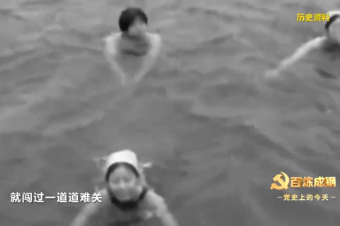 1952年3月8日：新中国第一批女飞行员接受检阅