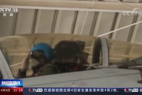 探访海军舰载航空兵着舰训练