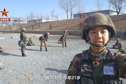 真飒！防化女兵2分钟穿戴7公斤装具