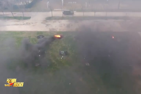 协同配合 武警特战队员水陆两栖特种射击