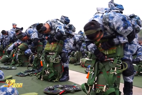 鄂北山地 空降兵大集群跨昼夜空投空降