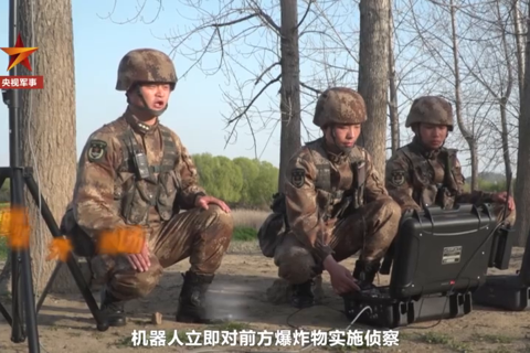 小身材大能量！看新型排爆机器人爬坡上楼精准排爆