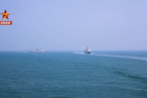 东部战区海军某驱逐舰支队进行实弹射击训练