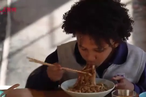 新时代，我在中国｜巴西母亲带9岁儿子体验北京兔爷